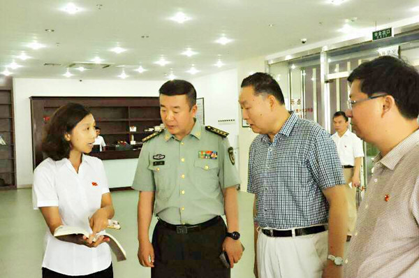 江西省军区原副参谋长杨志向宜春市图书馆捐赠摄影作品集