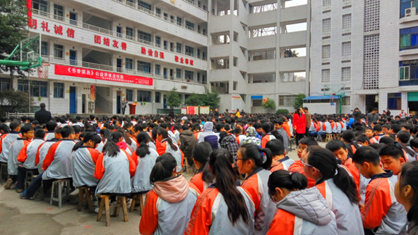 早上8时整,渠县第三中学操场上,鲜艳的五星红旗在庄严而动听的国歌声