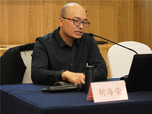 胡海荣为大家做了《浙江省公共图书馆服务大提升与"十四五"关注问题